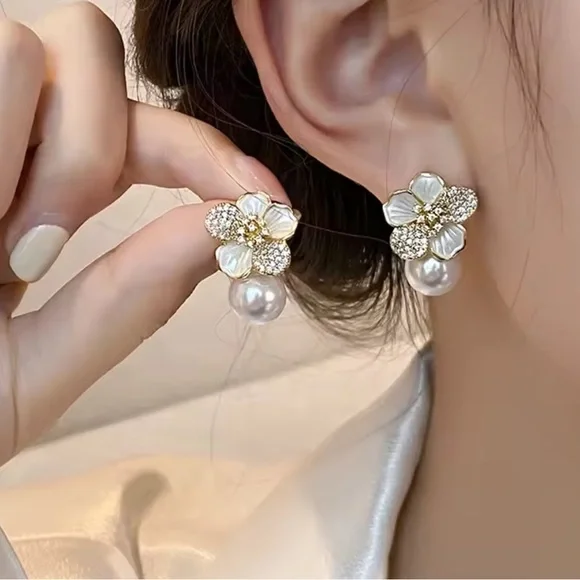 Elegant Gold White Floral Pearl Earrings - Picture 5 of 6